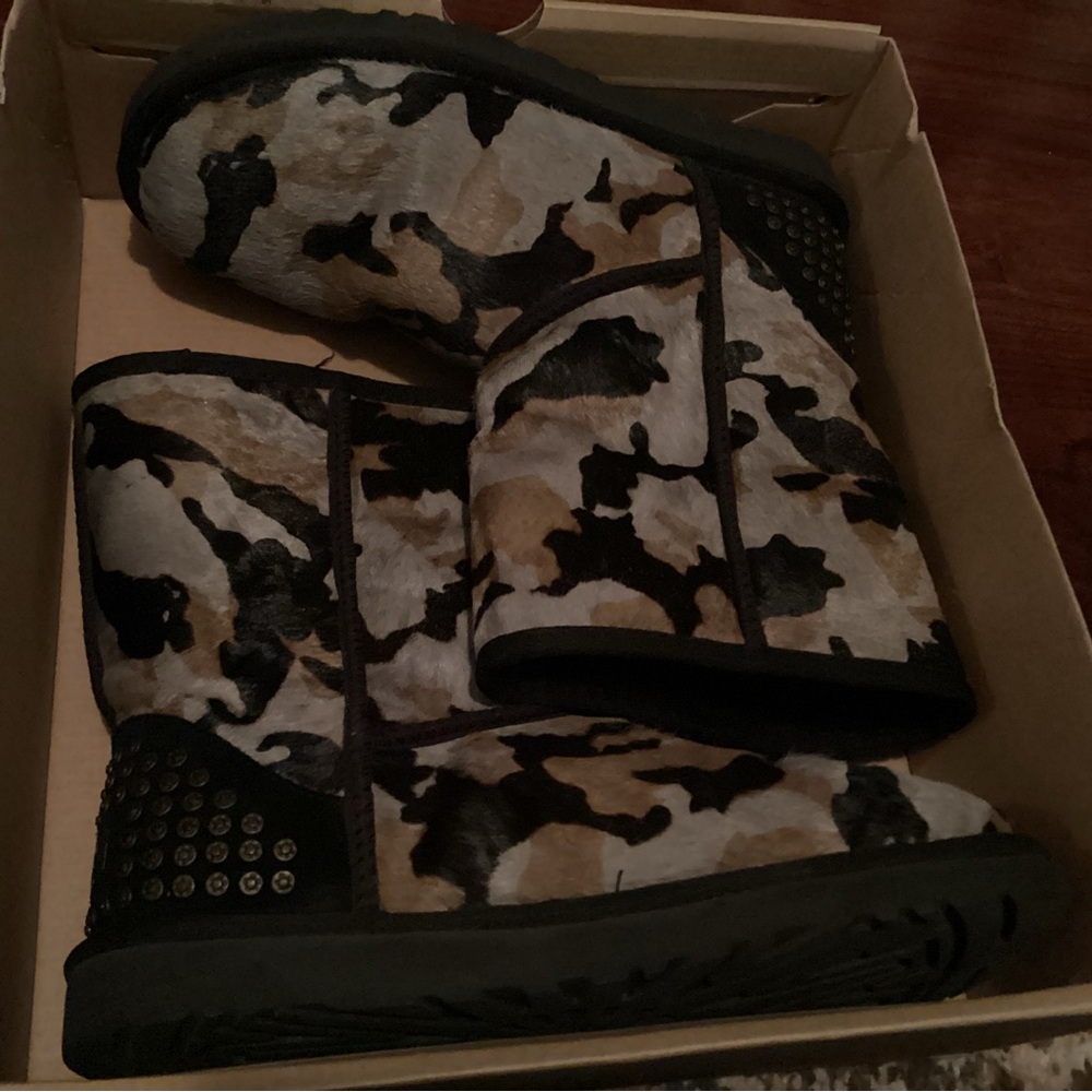 UGG ROWLAND CAMO CALF HAIR LEATHER SHEEPSKIN STUDDED BOOTS SIZE US 7 RARE 🔥